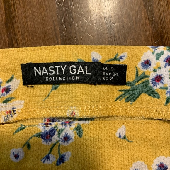 Cute Floral Wrap Skirt 🌼 - Picture 2 of 3